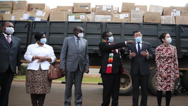 President Emmerson Mnangagwa (C) receiving the aid shipment, Harare, Zimbabwe, June 12, 2020.