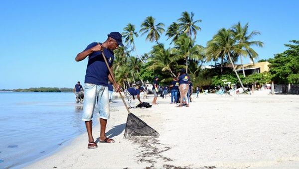 Workers preparing the beaches for the arrival of tourists, Dominican Republic, August 5, 2020