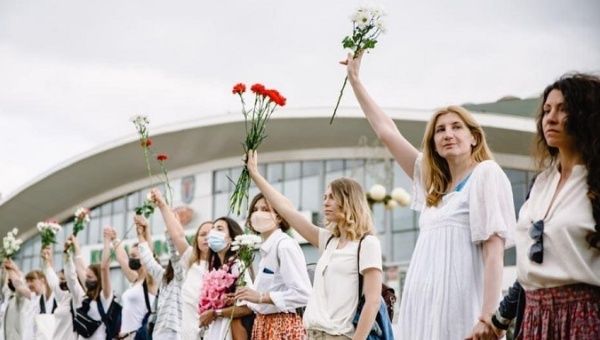 Women protest by making a human chain, Belarus, August 13, 2020.