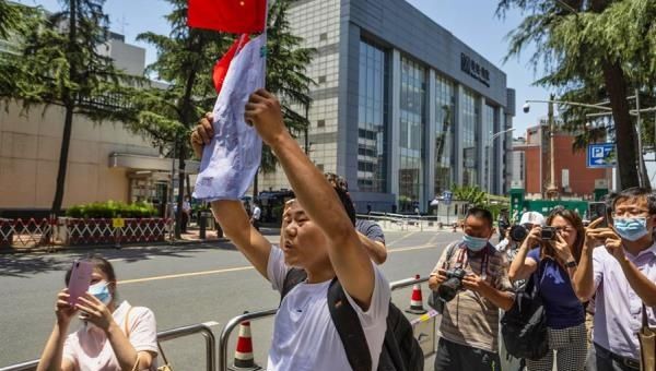 A protester shouts pro-China slogans outside the building of the former US consulate in Chengdu, Sichuan province, China. July 27, 2020.