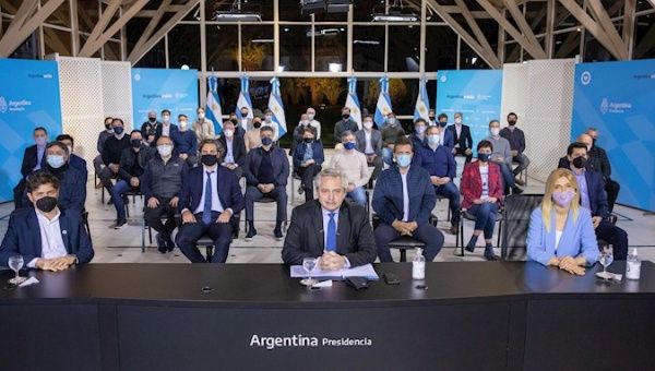 Alberto Fernández (c), together with the governor of the province of Buenos Aires, Axel Kicillof (i) and the vice-governor, Manuela Magario (d), as well as various pro-government and opposition political authorities, during an institutional statement made by a serious salary conflict with the Buenos Aires police