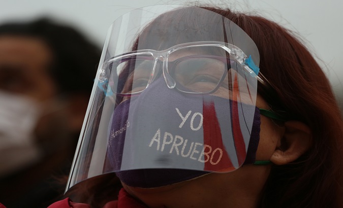 A woman wears a mask reading, “I approve”, during a demonstration on behalf of the agreement of a constitutional reformation. September 25, 2020.