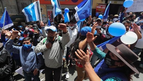 Followers of the Movement Toward Socialism (MAS) hold a vigil this Monday at the Supreme Court of Justice in La Paz (Bolivia).