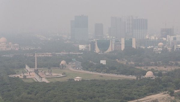 An aerial view shows the city engulfed in heavy smog in outskirts of New Delhi, India, 13 October 2020. Delhi's air quality hits the 'very poor' level for the first time in this season as the air quality index (AQI) recorded a level of 304.