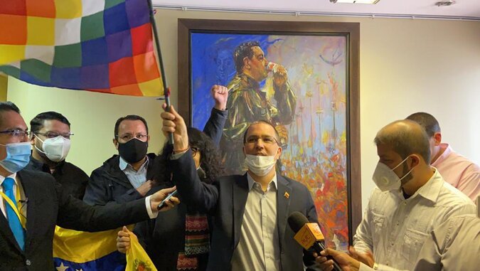 Charged with Commander Chávez's love for the Bolivian people, Venezuela recovers its embassy in Bolivia as Chavez's emblematic painting returns to its place of origin, recovered by the diplomats at the time of the coup d'état. La Paz, Bolivia. November 11, 2020.