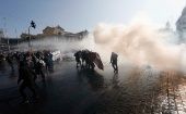 La Policía Antidisturbios empleó gases lacrimógenos, carros hidrantes y otros medios para dispersar a los manifestantes.