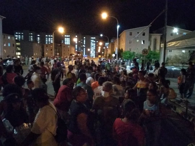 Voting center, at District Hugo Chávez, Catia La Mar, La Guaira State, where people are still lined up to cast their vote, while other await results.