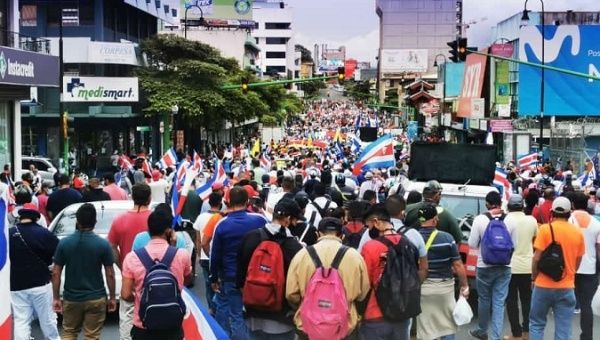 Workers take to the streets on October 13, 2020 to reject conversations between the government and the FMI.