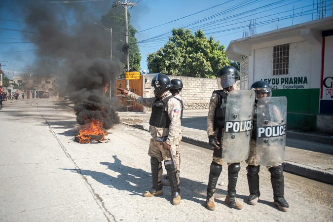 Police repress protesters who are protesting near the US embassy, ​​demanding the resignation of President Jovenel Moise, on January 20 in Port-au-Prince (Haiti).