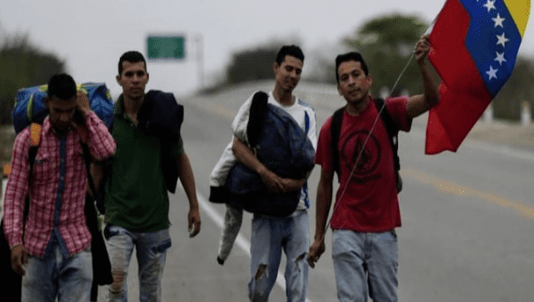 A group of Venezuelan migrants cross the Colombian border.