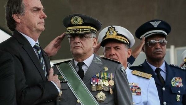  It is the first time since 1985 that the three head of the Armed Forces leaves their positions at the same time.