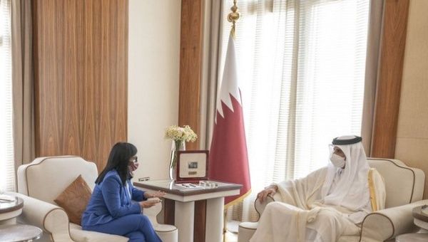 Delcy Rodriguez (L) and Tamim bin Hamad al-Thani (R) in Qatar, June 16, 2021.
