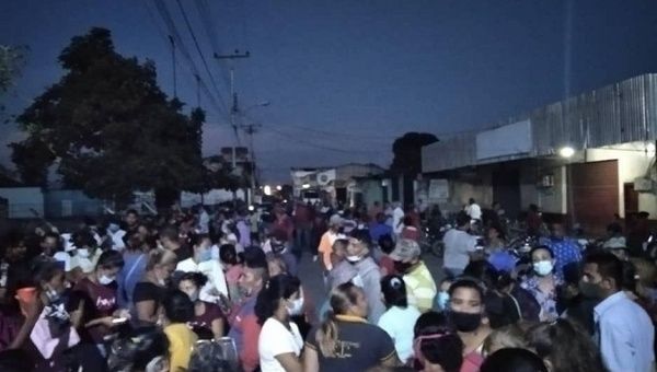 Citizens queue to vote, Portuguesa, Venezuela.