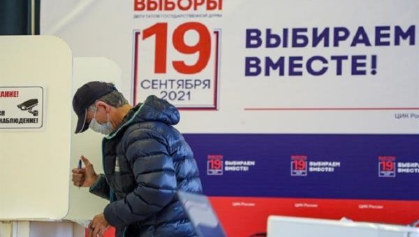 A citizen fills in his ballot at a polling station, Moscow, Russia, Sept. 17, 2021.