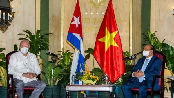 Rodrigo Malmierca Díaz, Cuban Minister of Foreign Trade and Investment, and the President of Vietnam, Nguyen Xuan Phuc.