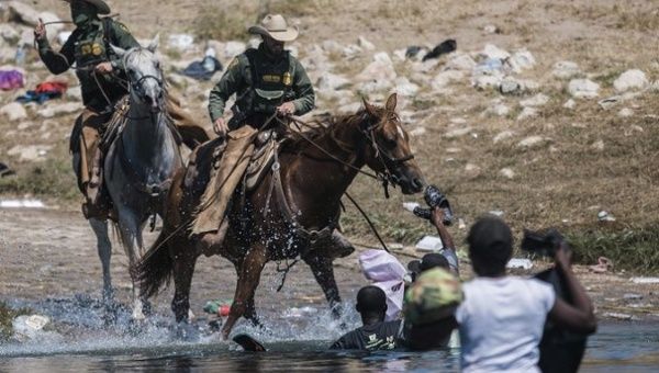 Border Protection officers containing migrants at the Rio Grande, U.S., Sept. 19, 2021.