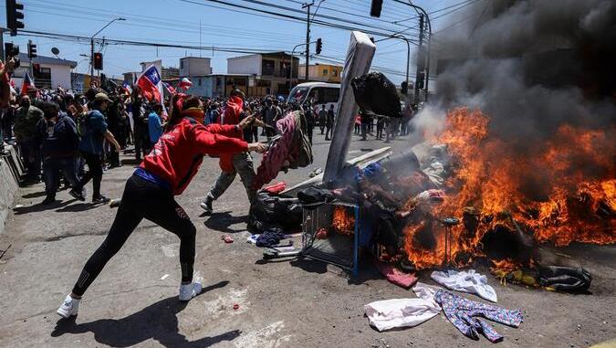 Racist demonstrators burn Venezuelan migrants' belongings, Iquique, Chile, Sept. 25, 2021