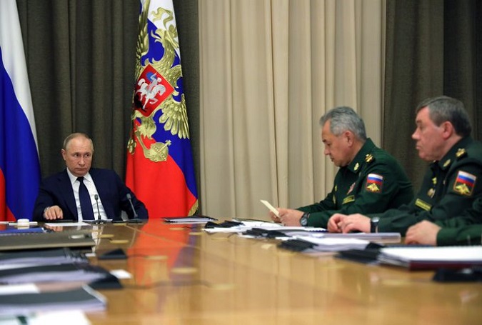 During an encounter with top Defense Ministry representatives, President Putin expounded on the present parity between the U.S. and Russia and U.S.' plans to further the deployment of intermediate-range missiles near Russian borders.