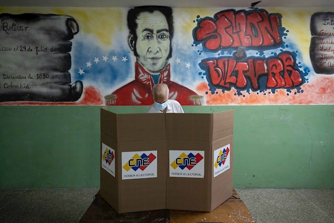 A man exercises his right to vote in a polling place during the last elections of November 21, 2021, in Caracas (Venezuela).