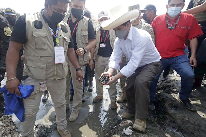 Photograph provided today by the Presidency of Peru that shows President Pedro Castillo (cd) while observing the environmental damage on the beaches of Ventanilla