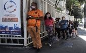 Ciudadanos hacen fila afuera de un centro de vacunación en la ciudad brasileña de Sao Paulo.