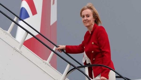 In London, the British Foreign Office informed that Truss will fly to Moscow to discuss with his Russian counterpart a diplomatic solution to the crisis in Ukraine.
