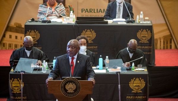 Cyril Ramaphosa (C) at the City Hall of Cape Town, South Africa, Feb. 10, 2022. 