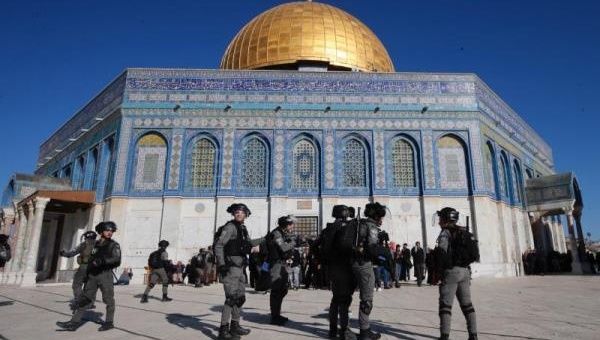 Israeli police clashes with Palestinians inside Al-Aqsa Mosque compound after Israeli police entered the compound before dawn as thousands of Muslims were gathered to perform prayers during the holy month of Ramadan, Jerusalem, 15 April 2022.