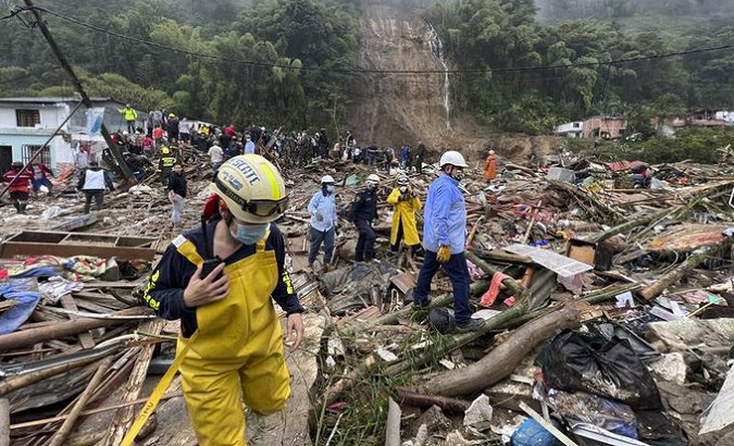 Rescuers in an area full of rubble, Colombia, 2022.