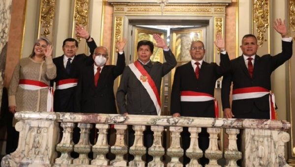 President Pedro Castillo (C) and his new ministers, May 22, 2022.