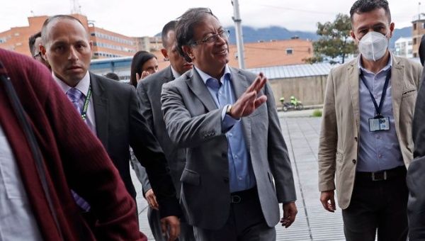 The presidential candidate Gustavo Petro (c), of the Historical Pact (Pacto Historico)