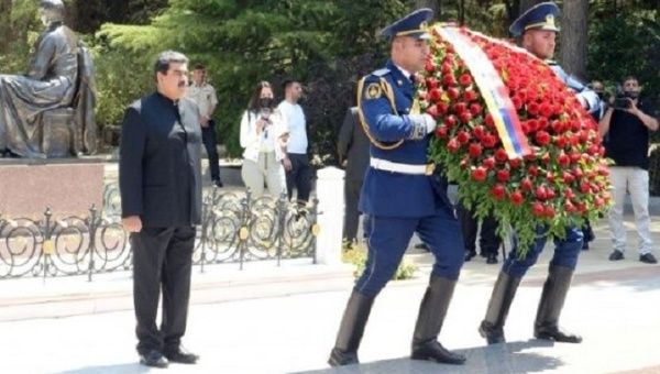 President Nicolas Maduro (L) visits the Alley of Martyrs in Baku, Azerbaijan, June 17, 2022.