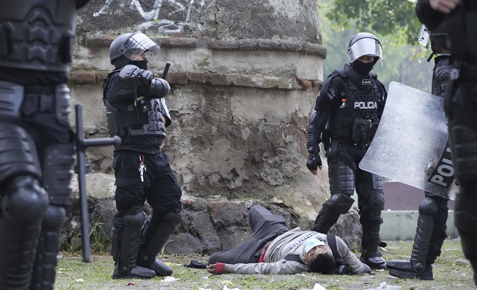 Police surround a citizen in Quito, Ecuador, June 24, 2022.