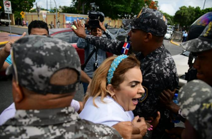 Police surround a doctor while threatening journalists, Dominican Republic, July 27, 2022.