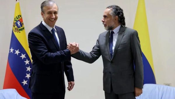 Minister of Petroleum, Tareck el Aissami (l), while he greets the Colombian ambassador to Venezuela, Armando Benedetti,