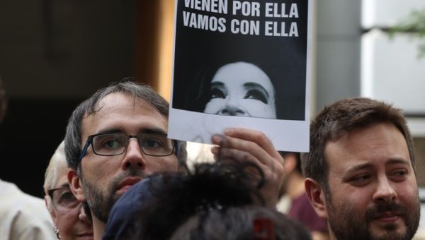 A moment of the rally in repulse for the attack on the vice-president of Argentina, Cristina Fernandez, on Friday in front of the Argentine embassy in Madrid.