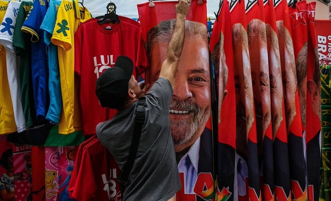 Street vendor fixes flags with the image of Lula da Silva, Sep. 23, 2022.