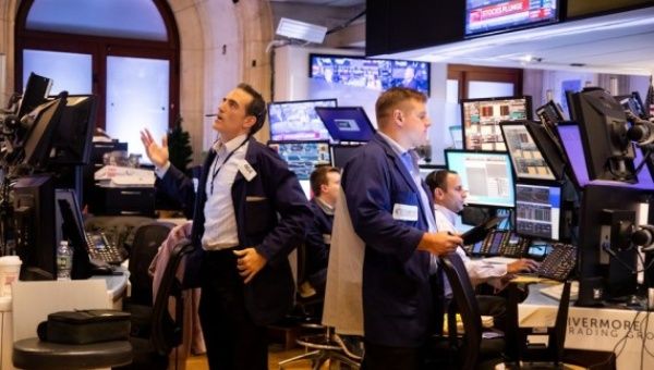 Traders work at the New York Stock Exchange (NYSE) in New York, the United States, on Aug. 26, 2022.