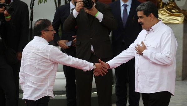 The President of Venezuela, Nicolás Maduro (r), receives his Colombian counterpart, Gustavo Petro, prior to a meeting today, at the Miraflores Palace, in Caracas