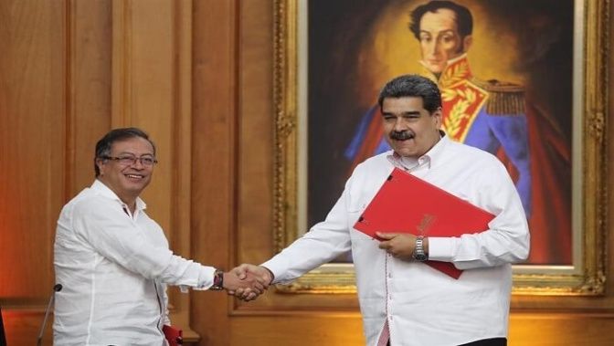 Colombian President Gustavo Petro (l) and Venezuelan President Nicolas Maduro (r) shake hands after signing a joint declaration