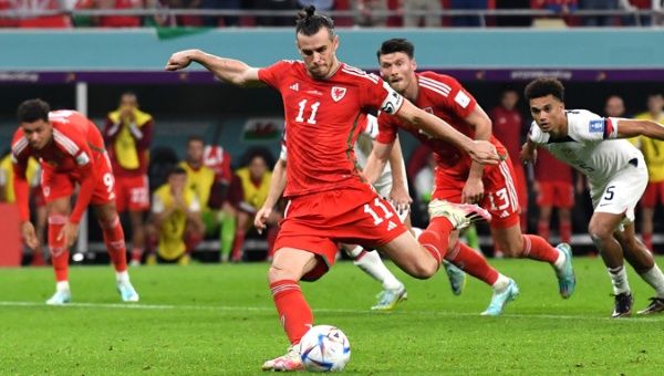Gareth Bale of Wales scores the 1-1 with a penalty kick during the FIFA World Cup 2022 group B soccer match between the USA and Wales at Ahmad bin Ali Stadium in Doha, Qatar, 21 November 2022.