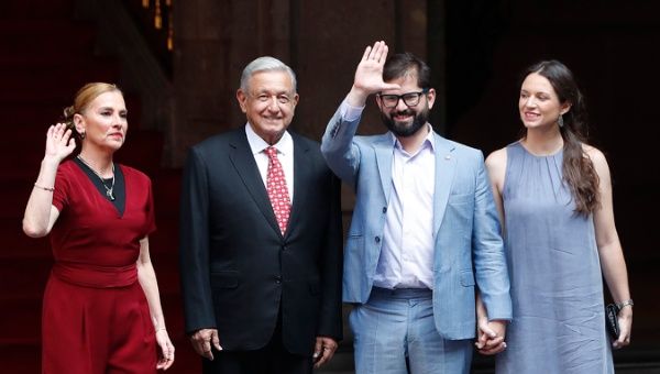 The President of Mexico, Andrés Manuel López Obrador (ci), in the company of his wife Beatriz Gutiérrez Müller (i), the president of Chile, Gabriel Boric (cd) and his partner Irina Karamanos (d), greet at the end of a formal ceremony today at the National Palace in Mexico City