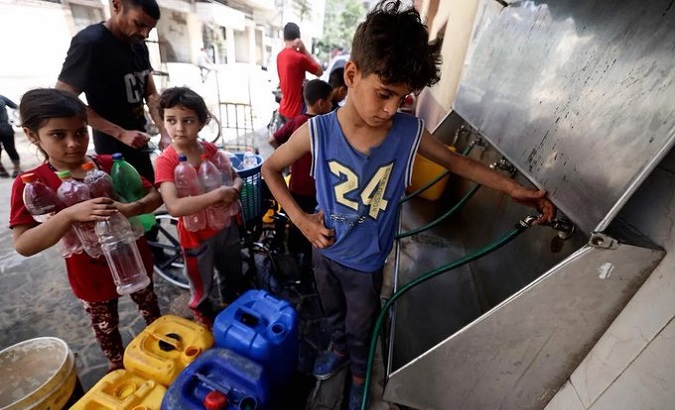 Palestinian children collect drinking water, 2021.
