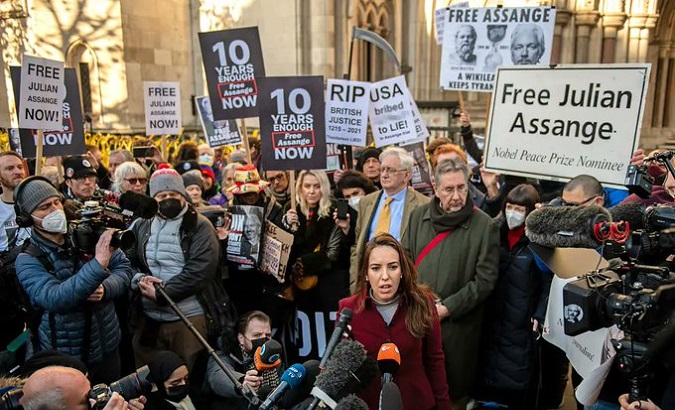 Stella Morris (C) at a rally demanding the release of Julian Assange, 2022.