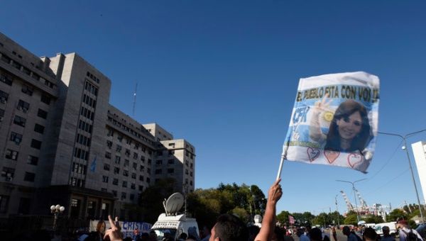 Kirchner protesters gather today in front of the federal courts of Comodoro Py, to await the reading of the ruling in the trial facing Vice President Cristina Fernández de Kirchner, in Buenos Aires