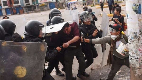 Fearless citizen (R) records the Peruvian police attacking a protester, Jan. 12, 2023.