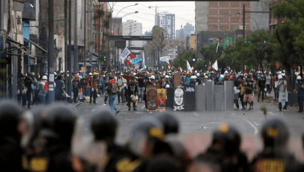 This Saturday night violent clashes between demonstrators and police in Lima left one person dead. Jan. 29, 2023.
