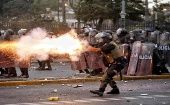 Militares reprimen protestas contra la presidenta designada Dina Boluarte en la ciudad peruana de Juli.