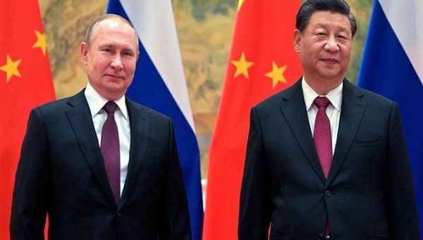 Russian President Vladimir Putin (L) and Chinese President Xi Jinping (R). 