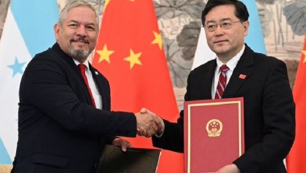 Honduras Foreign Minister Eduardo Reina (L) & Chinese diplomat Qin Gang (R), March 26, 2023